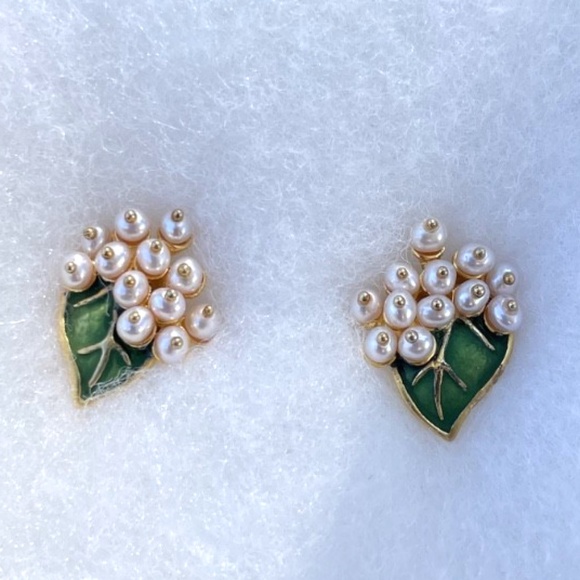 Metropolitan Museum of Art Jewelry - Metropolitan Museum of Art Pearl and Leaf Stud Earrings